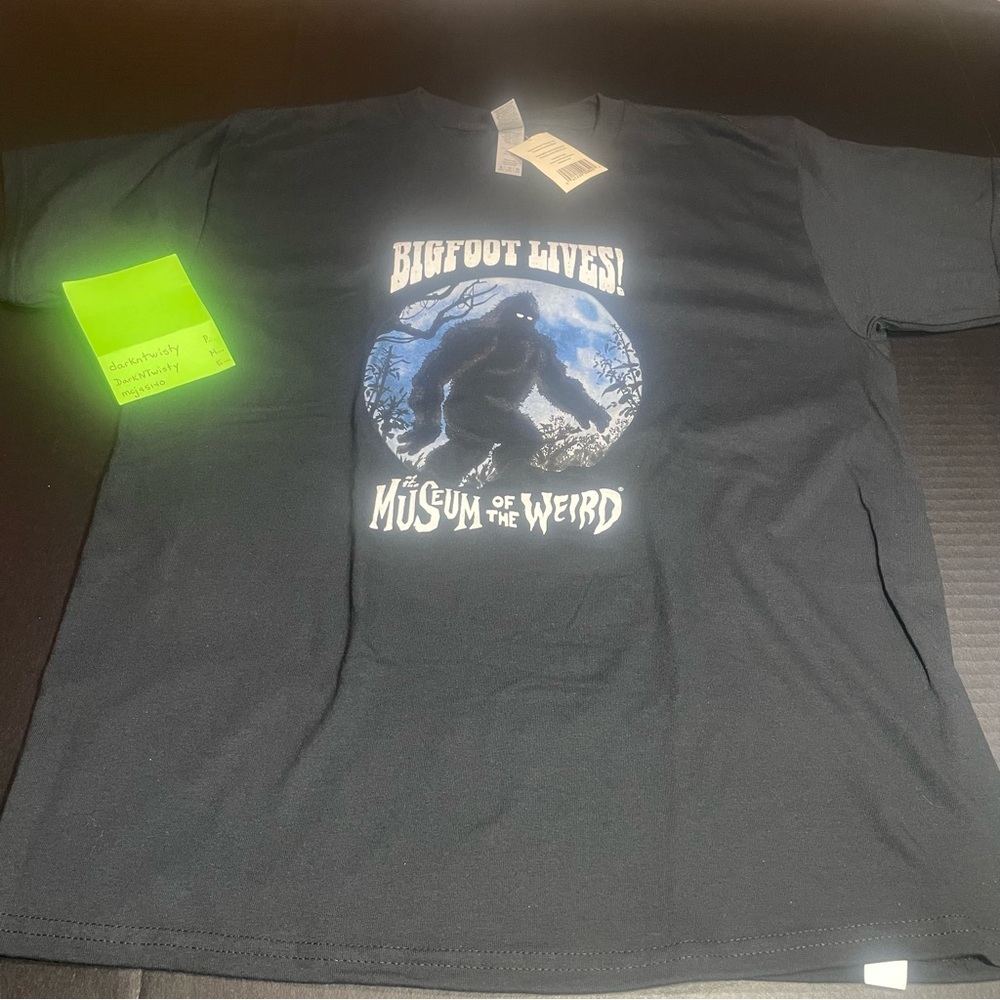 BNWT BIGFOOT LIVES MUSEUM OF THE WEIRD AUSTIN TX BLACK YOUTH TSHIRT XL